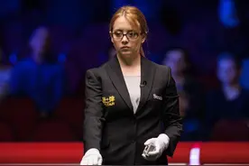 世锦赛3冠王怒摔球杆！金发女裁判被吓到，笑容甜美，太治愈了图片