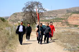 「图说甘谷」甘谷三个书画院赴红军强渡渭河遗址重温入党誓词图片