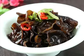 夏日炎炎，大厨分享“老醋木耳”做法，够开胃够酸爽，下饭是一绝图片