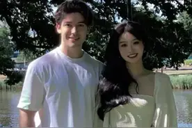 中国女孩赴澳留学谈澳洲男友，男友全家颜值似明星，对她宠爱有加图片