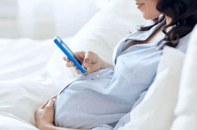 孕期玩手机有"忌讳",这几个行为准妈妈要避免,当心伤到胎宝宝
