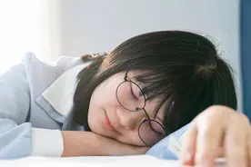 趴着午睡有风险，午休的正确方式来了图片