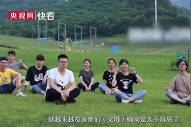 “00后”女孩带父亲看病偷偷付钱 撒谎称医药费不贵：怕他以后不舍得来医院图片