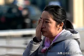 58岁单身阿姨倾诉：晚年再婚两次后才发现，原来男人都是一个德行图片