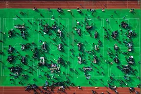 积小善，成大爱！学生自制文创产品，爱心义卖暖意浓浓图片