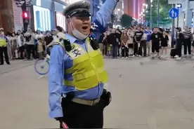 南京路“岳云鹏”火了！网友：整个路口都是他的舞台图片