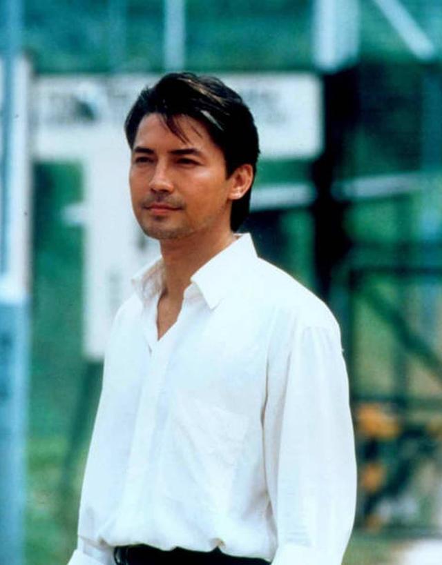 回顾尊龙的这70年,才明白:比起颜值,男人更重要的是体态和穿搭