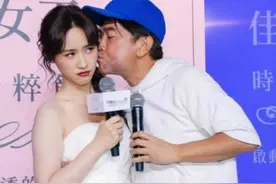 嘴对嘴喂饭，当众强吻30岁女儿，女大不避父的明星父亲有多离谱？图片