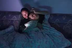 25岁女孩不结婚,每晚搂21岁弟弟睡觉,还给他洗澡,女孩:我离不开他图片