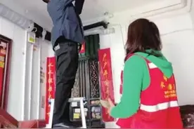 走廊灯坏了 网格员协调更换图片