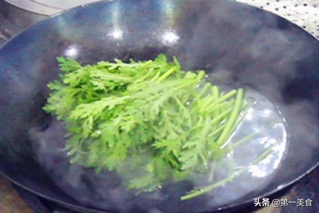 3月的“茼蒿”是真鲜，价钱便宜又水灵，学会这4种吃法，抢鲜吃