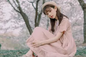 退伍女兵在公司偶遇战友，哭着扑进他怀里，还想要带着嫁妆嫁给他图片
