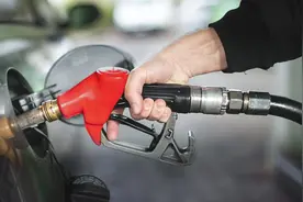 油价上涨，也千万别把油“加满”图片