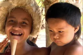 下巴上插根木棍照样可以吃饭喝水，他们的生活起居全靠大自然提供图片