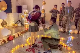 军营求婚超浪漫！祝福上尉吴斌超和教师徐薇图片