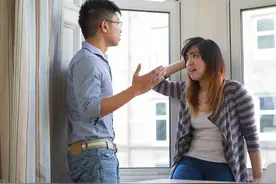 老婆发现老公衣服上的香水味，和老公大吵，老公解释她不听图片