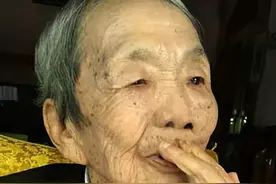 她是缅甸最大女毒枭，烟不离手，4岁就会用枪，被称“女皇帝”图片