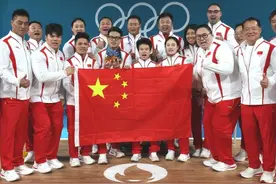举重队金牌都挂在石智勇上，李雯雯夸他“永远都是王者”，石智勇：谢谢，我应该是有金牌数量最多的运动员图片