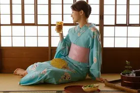 上海女人嫁给52岁日本老头，婚后宁去酒吧卖唱谋生，也不愿回国？图片