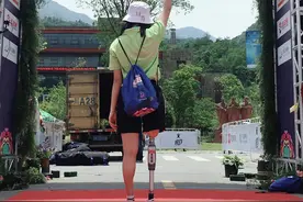 【追光而行 向阳而生】钢腿女孩：拥抱站起来的世界，不必做“被藏起来的人”图片
