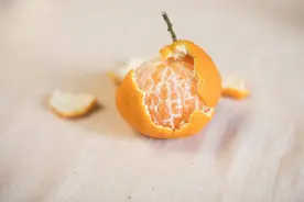 家里突然停电，赶上没有蜡烛怎么办？不妨试试剥个橘子自己做图片