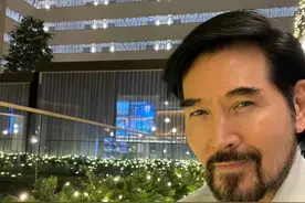 费翔发文庆62岁生日，定居美国生活潇洒，留络腮胡充满男人味图片