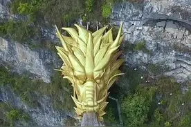 贵州大山一悬崖上挂着一金色龙头，常年不断向外吐水，中国厉害了图片