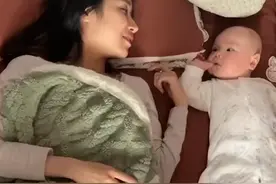 安徽宝妈左右扭动哄娃睡觉，萌娃模仿出精髓，妈妈一脸欣慰图片