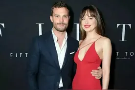 《五十度》系列女主角达科塔·约翰逊的迷人造型图片