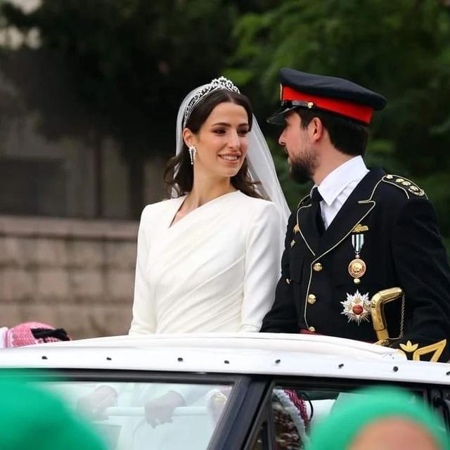 迪拜公主婚礼好梦幻！穿蕾丝婚纱不输约旦王妃，新郎是堂兄引热议