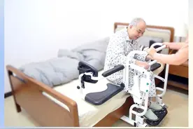 偏瘫卧床10年的老人，借助电动多功能移位机实现轻松上下床？图片