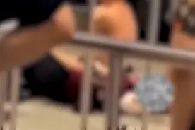 醉酒男子在地铁站内赤裸上身将女子压在身下，地铁：正对女工作人员进行安抚，警方回应：男子已被带走图片