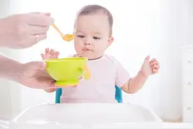米粉添加到什么时候？超过这个月龄后，不管孩子多爱吃都别喂了图片