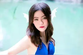 越南00后美女水下演绎小精灵形象，网友直呼太美了吧图片