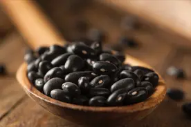 从入夏到入伏，黑豆和醋是绝配，每天吃10颗，应季而食，舒服度夏图片