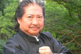 洪金宝一生只收了两个徒弟，一个是著名巨星，另一个在家躺着数钱图片