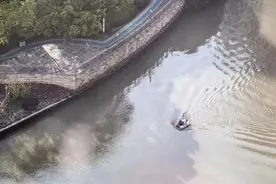 上海一男子“偷渡”黄浦江？警方：市民无聊在苏州河划皮划艇 | 今日法治硬核图片
