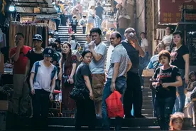 人潮汹涌，何人可依图片