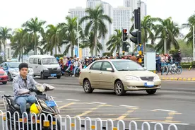 我国不收高速费省份，油价比别省贵1元，收与不收哪个更划算？图片