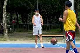 林青霞初恋秦汉近照曝光，76岁身形消瘦佝偻严重，脸上布满老年斑图片