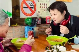 九位老牌明星晚年回归普通人生活，坐公交吃路边摊，回农村种地图片