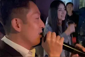 50岁陈慧琳穿短裙出席派对，富豪老公罕露面，默默看她与帅哥对唱图片