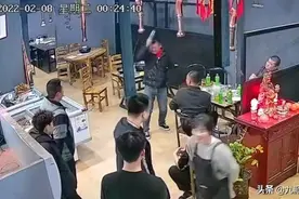 辽宁男子凌晨在烧烤店用酒瓶砸头，老板：未发生口角，已报警处理图片