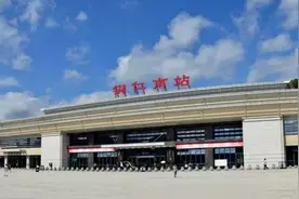 沪昆高铁进入贵州的第一站，高铁站离市区几十公里远，你想吐槽吗图片