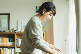 59岁太太的独居时光：一人居住，收拾房间，打理花草，岁月静好图片