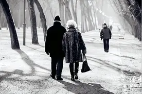 “趁我还能带得动，赶紧生吧”：为什么不要随便把父母接到身边？图片