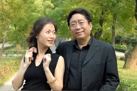 余秋雨小16岁娇妻原来是她！穿着朴素气质优雅，身材不输女明星图片