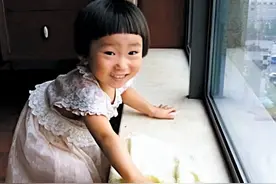 11年前动车事故中，幸存的小炜伊，如今14岁了，这些年她过得咋样图片