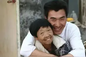 86岁马玉琴遗嘱曝光，儿子成赢家，玉成擦车神情哀伤，网友：活该图片