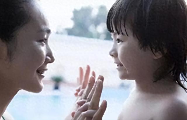 14岁儿子帮妈妈按摩，却按到妈妈敏感部位，儿大要避母！